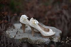 Ponožky, pančuchy, obuv - Kvetinové klipy na topánky "vánok v bielych perinách" - 14154248_