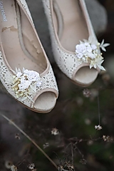 Ponožky, pančuchy, obuv - Kvetinové klipy na topánky "vánok v bielych perinách" - 14154251_