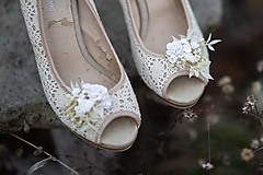 Ponožky, pančuchy, obuv - Kvetinové klipy na topánky "vánok v bielych perinách" - 14154253_