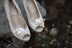 Ponožky, pančuchy, obuv - Kvetinové klipy na topánky "vánok v bielych perinách" - 14154254_