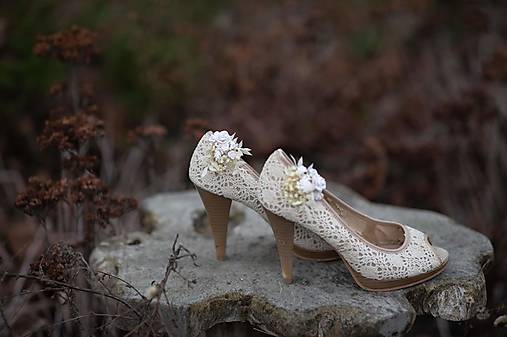 Kvetinové klipy na topánky "vánok v bielych perinách"