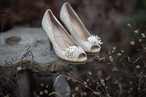 Kvetinové klipy na topánky "vánok v bielych perinách"