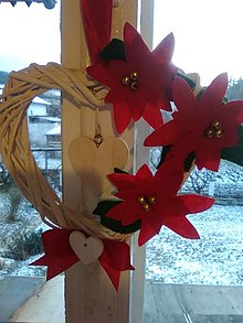 Dekorácie - Biele vianočné srdiečko-venček z peddigu s vianočnými ružami - 14157288_