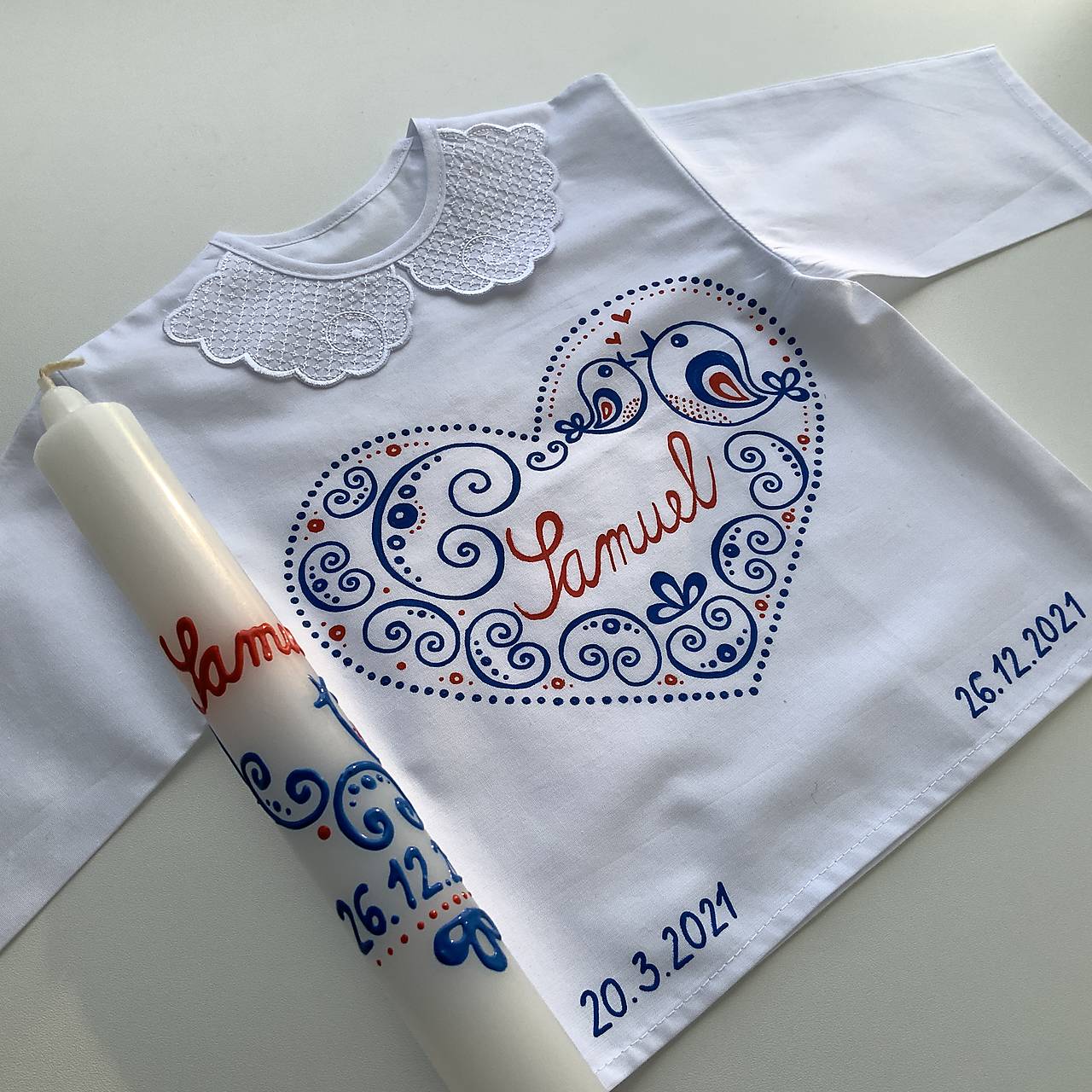 Krstná maľovaná ľudovoladená košieľka a svieca s autorským ľudovoladeným motívom v tvare srdca