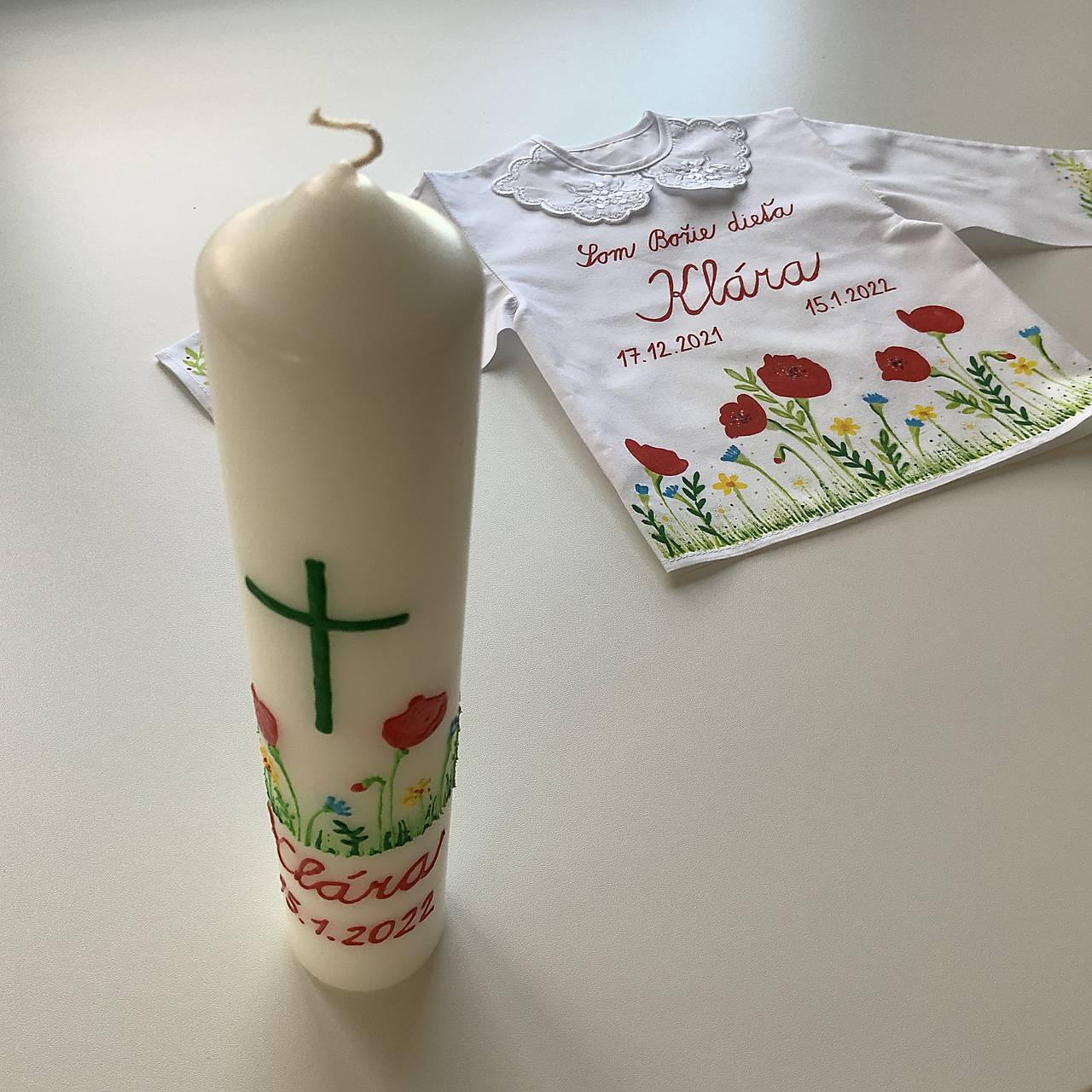 Krstná košieľka a svieca na krst maľovaná kvetinková  (Bez kríža s hrubšou sviecou)
