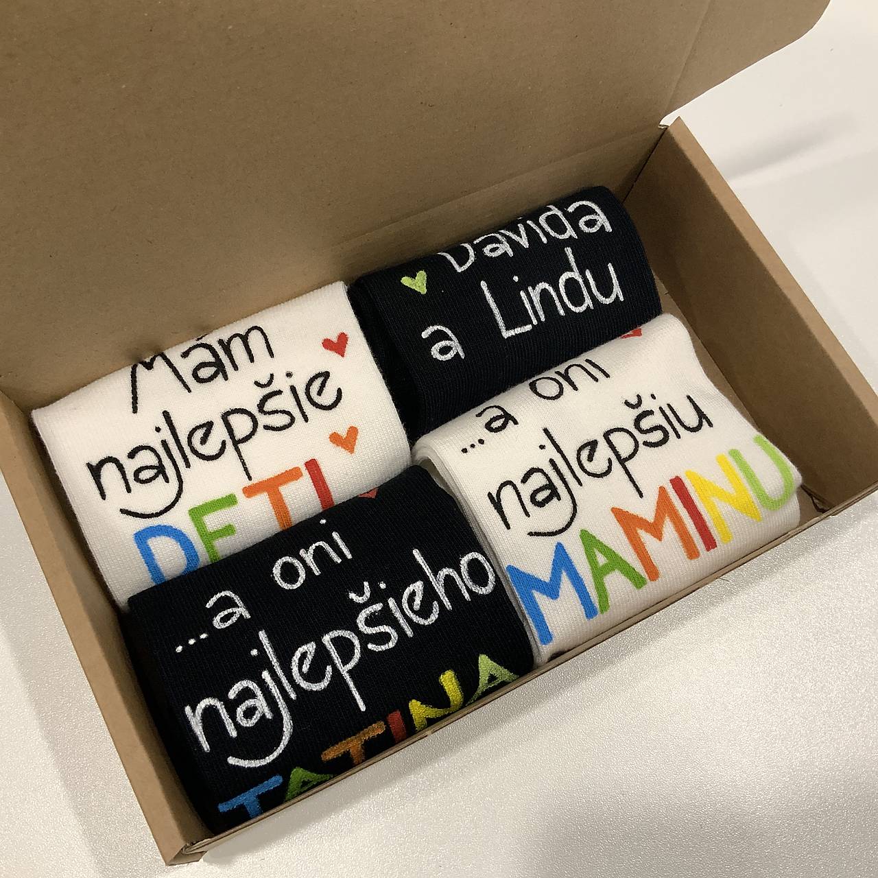 Výnimočná sada maľovaných ponožiek pre "najlepších rodičov, ktorí majú najlepšie deti" (biele + čierne)