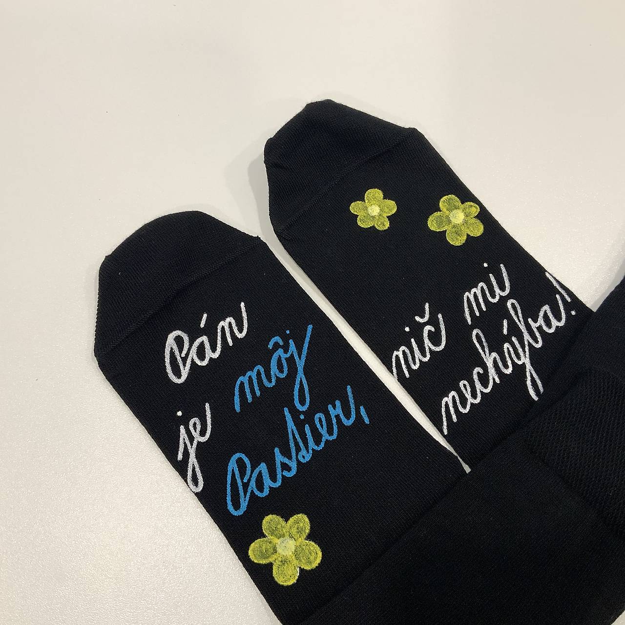 Motivačné maľované ponožky s nápisom: "Pán je môj pastier!" (Čierne s písaným textom a kvietkami)