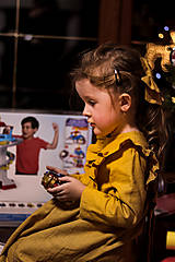 Detské oblečenie - Lastovička - detské ľanové šaty s riasením a dlhými rukávmi (horčicová) - 14160001_