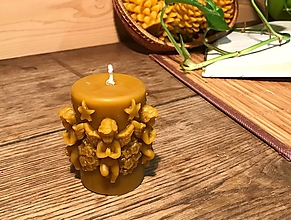 Svietidlá a sviečky - VALEC S ANJELIKMI 135g, sviečka zo včelieho vosku - 14161280_