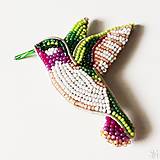 Brošne - Handmade šitá korálková brošňa kolibrík - 14163997_