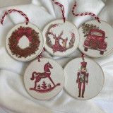 Dekorácie - Vianočné ozdoby - vianočná guľa  (Mix - autíčko , veniec, koník, luskáčik, jeleň) - 14167346_