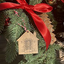 Dekorácie - Vianočná ozdoba - domček (Hnedá s bielo-červeným špagátikom) - 14167054_
