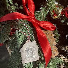Dekorácie - Vianočná ozdoba - domček (Biela patina s bielo-červeným špagátikom) - 14167065_