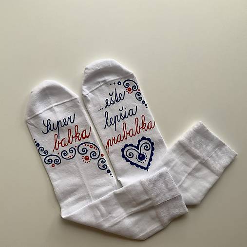 Maľované ponožky s nápisom : "Super MAMA/MAMKA/ ešte lepšia BABIČKA" (Folk s nápisom “Super babka, ešte lepšia prababka”)