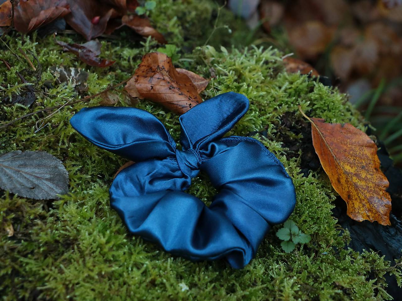 Scrunchies gumička ušatá saténová tmavomodrá
