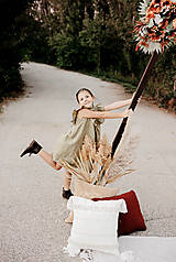 Detské oblečenie - Holubica - ľanové šaty s veľkým volánom a mašľou (olivová) - 14173319_