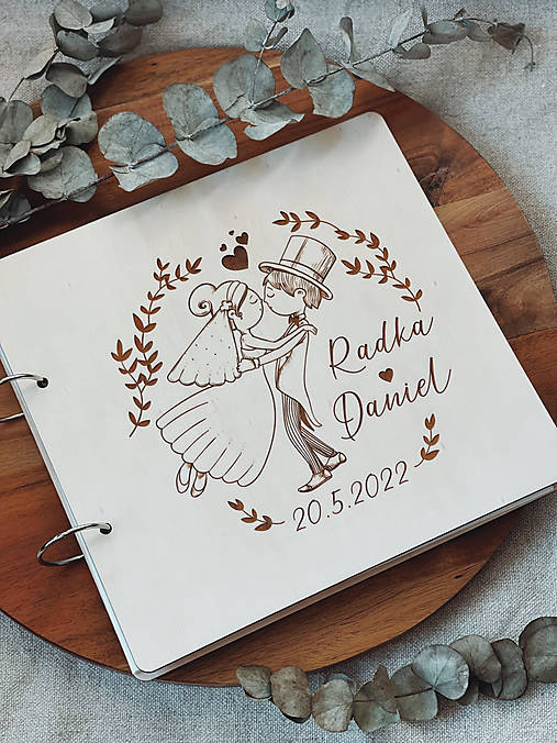  - Svadobná kniha hostí personalizovaná, drevený fotoalbum - Svadobný párik (Zlaté krúžky) - 14181406_