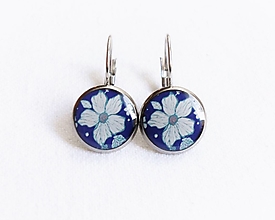 Náušnice - Živicové náušnice 1,2 cm - Biele kvety na modrej (chirur.oceľ) - 14179438_