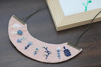 Náhrdelníky - ručne vyšívaný lososový náhrdelník | miniberry - 14183086_