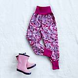 Detské oblečenie - Zimné softshellové nohavice ružové listy zateplené s barančekom - 14187050_
