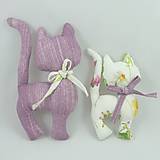 Úžitkový textil - KVETA - jarné kvety s fialovou - textilná dekorácia mačka 17x10 - 14191363_