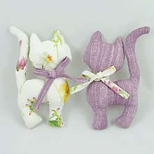 Úžitkový textil - KVETA - jarné kvety s fialovou - textilná dekorácia mačka 17x10 - 14191358_
