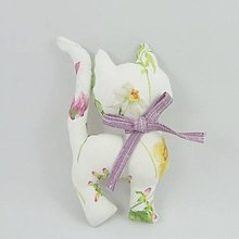 Úžitkový textil - KVETA - jarné kvety s fialovou - textilná dekorácia mačka 17x10 (biela so vzorom) - 14191362_