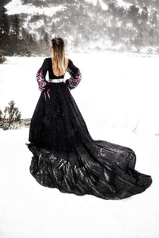 čierne vyšívané šaty Očovianka