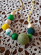 Náhrdelníky - Zelené kvietočky - plstený náhrdelník - 14193867_