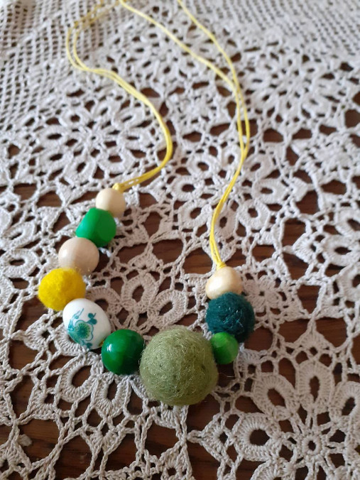 Zelené kvietočky - plstený náhrdelník