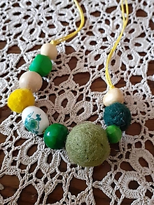 Náhrdelníky - Zelené kvietočky - plstený náhrdelník - 14193867_