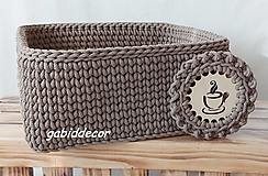 Handmade háčkovaný košík z kvalitných šnúr  (Podšálka, priemer dreveného podkladu 10 cm)
