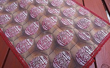 Úžitkový textil - Veľkonočný obrus čokoládový s bordovými vajíčkami a čipkou - 14199675_