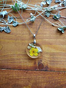 Náhrdelníky - Náhrdelník s príveskom z epoxidovej živice so sušenými kvetmi - 14199558_