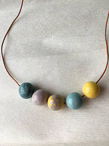 Náhrdelníky - náhrdelník z keramických koráliek z kolekcie ERI - 14203337_