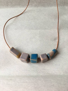 Náhrdelníky - náhrdelník z keramických koráliek z kolekcie ERI - 14203460_