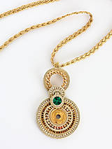 Náhrdelníky - Soutache šujtášový náhrdelník so Swarovski krištáľmi Nina Kolekcia (Zlatá so smaragdovým krištáľom) - 14212128_