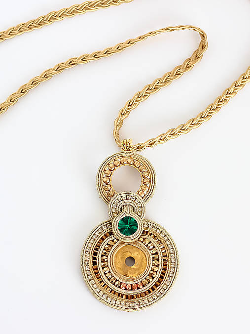 Soutache šujtášový náhrdelník so Swarovski krištáľmi Nina Kolekcia (Zlatá so smaragdovým krištáľom)