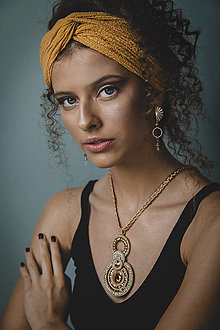 Náhrdelníky - Soutache šujtášový náhrdelník so Swarovski krištáľmi Nina Kolekcia (Zlatá s marhoľovým krištáľom) - 14212124_