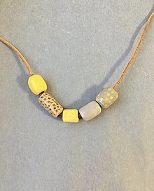 Náhrdelníky - náhrdelník z keramických koráliek z kolekcie ERI - 14215686_