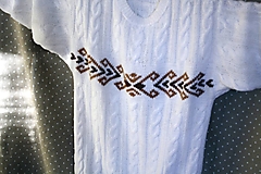 Svetre a kardigány - Sveter. Snehobiely s copankovým vzorom a výšivkou. - 14218816_