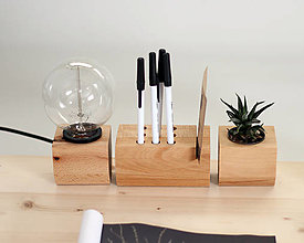 Svietidlá - UDARNIK - Drevený stojan na perá a ceruzky s lampou a mini kvetináčom na sukulenty (Natural a čierna) - 14219954_