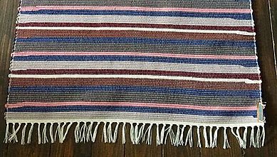 Úžitkový textil - Hnedo-modro-ružový koberec s tenšími pruhmi - 14223096_