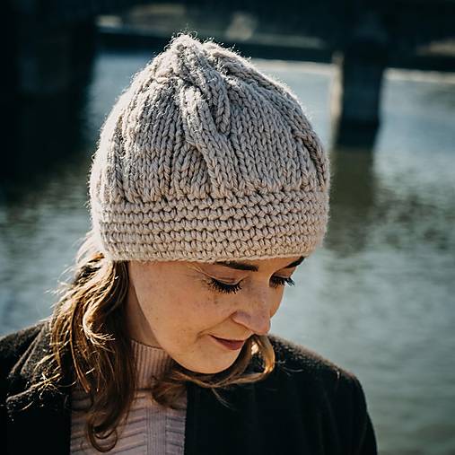 Čiapky, čelenky, klobúky - Pletený baret s copy - 14223336_