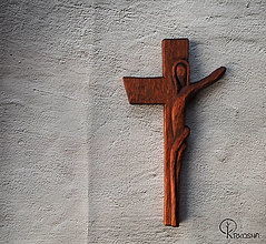 Dekorácie - Ručne vyrezávaný drevený krížik - svadobný - 14224835_