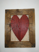 Obrazy - Obraz s rámom zo starého dreva - veľké červené drevené srdce - 14230466_