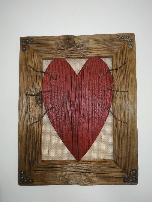 Obraz s rámom zo starého dreva - veľké červené drevené srdce