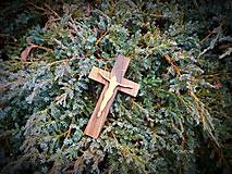 Dekorácie - Drevený kríž-Ježiš na kríži - 14229972_