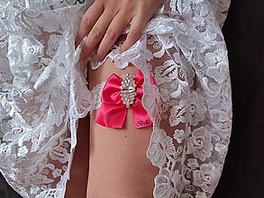 Spodná bielizeň - Ružový svadobný čipkovaný podväzok - 14233059_