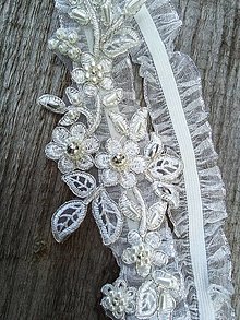 Spodná bielizeň - Čipkový svadobný podväzok ivory so strieborným lemom - 14250598_